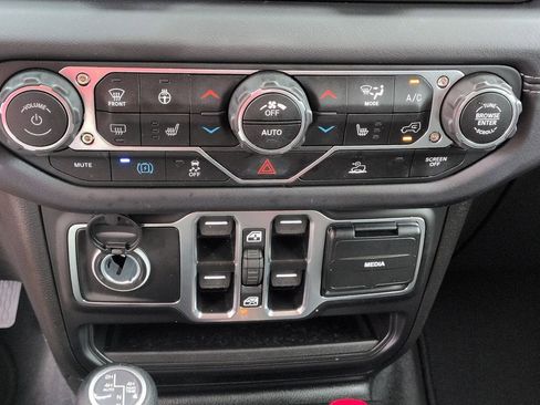 Used 2025 Jeep Wrangler Unlimited Sahara AWD/4WD image 18