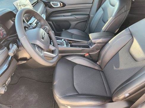 New 2026 Jeep Compass Latitude image 9