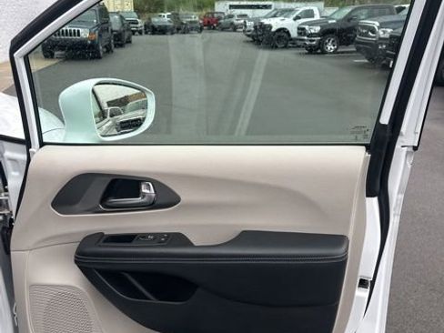 Used 2022 Chrysler Pacifica Touring-L image 31