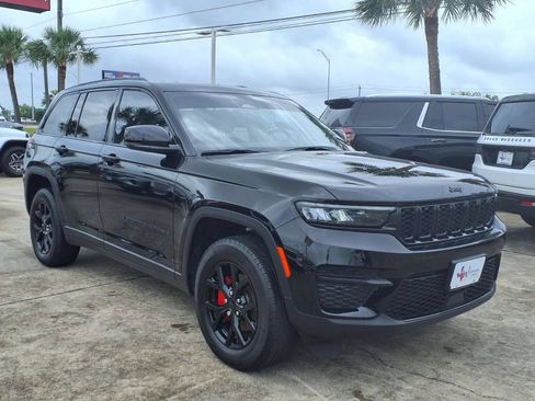Used 2025 Jeep Grand Cherokee Altitude RWD image 3