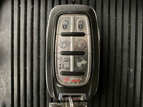 Used 2019 Chrysler Pacifica Limited image 34