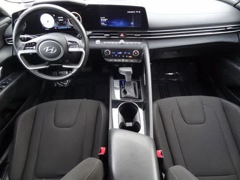 Used 2023 Hyundai Elantra SEL w/ Convenience Package FWD image 10