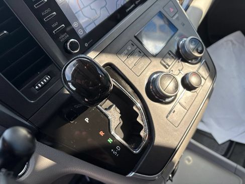 Used 2018 Toyota Sienna XLE w/ XLE Navigation Package FWD image 24