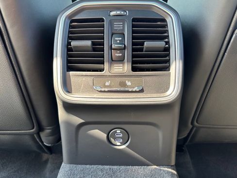 Certified 2026 Porsche Macan AWD/4WD image 7