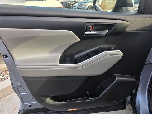 Used 2023 Toyota Highlander XLE image 14