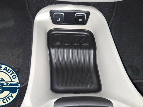 Used 2019 Chrysler Pacifica Touring Plus w/ Tire & Wheel Group FWD image 18