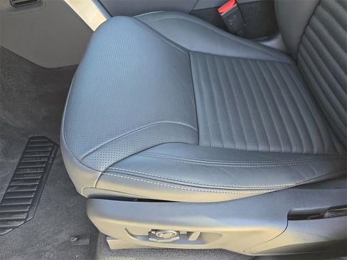 Certified 2025 Land Rover Discovery Metropolitan Edition image 31