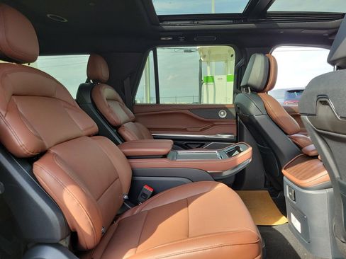 New 2026 Lincoln Navigator L Reserve AWD/4WD image 17