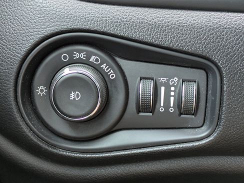 Used 2021 Jeep Renegade Latitude AWD/4WD image 17