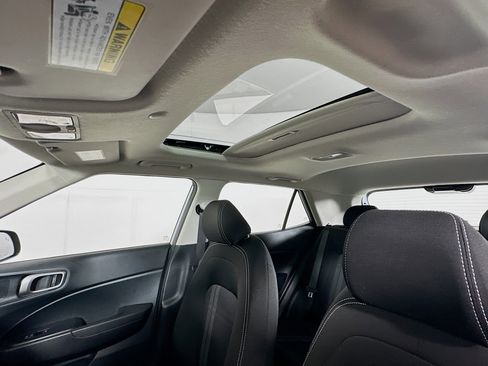 Used 2025 Hyundai Venue SEL image 25