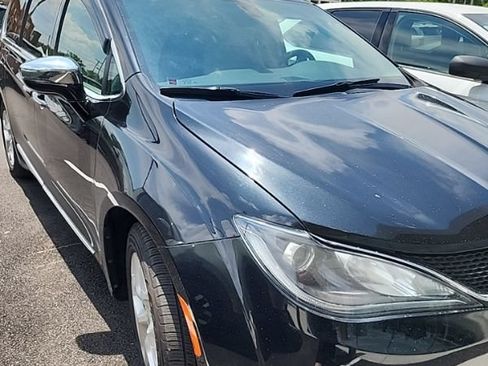 Used 2020 Chrysler Pacifica Limited FWD image 12