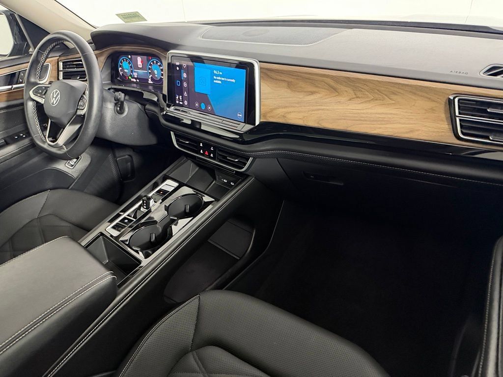 Used 2024 Volkswagen Atlas SE w/ Panoramic Sunroof Package FWD image 14