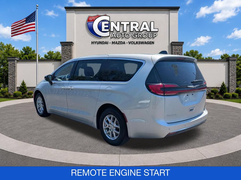 Used 2024 Chrysler Pacifica Touring-L FWD image 6