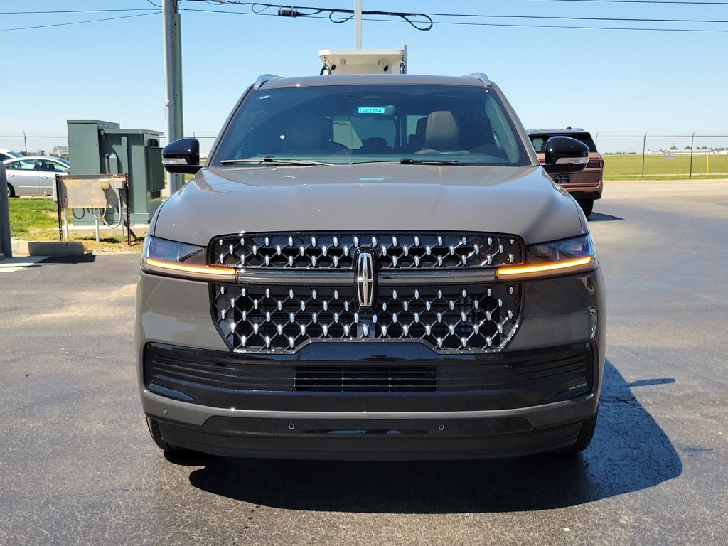 New 2026 Lincoln Navigator Black Label AWD/4WD image 2