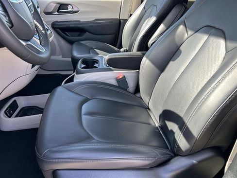 Used 2024 Chrysler Pacifica Select image 24