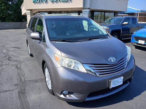 Used 2015 Toyota Sienna XLE Premium FWD image 3