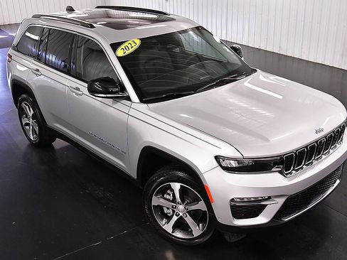 Used 2023 Jeep Grand Cherokee 4WD 4xe w/ Luxury Tech Group II image 12