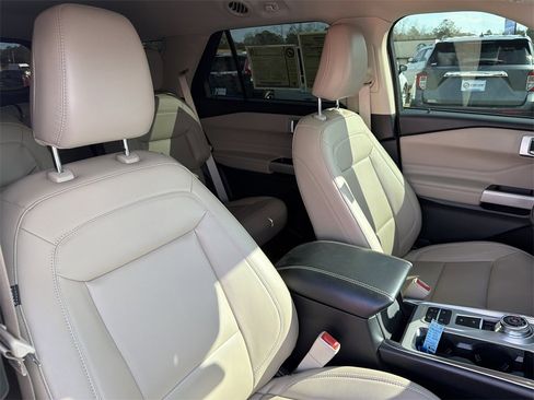 Used 2021 Ford Explorer XLT w/ Equipment Group 202A image 17