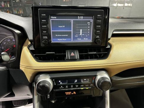 Used 2019 Toyota RAV4 LE FWD image 13