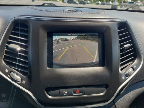 Used 2020 Jeep Cherokee Latitude Plus w/ Cold Weather Group AWD/4WD image 28