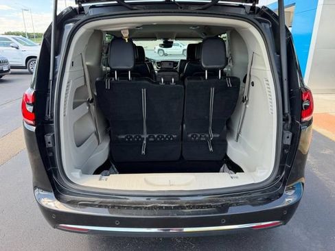 Used 2023 Chrysler Pacifica Touring-L FWD image 7