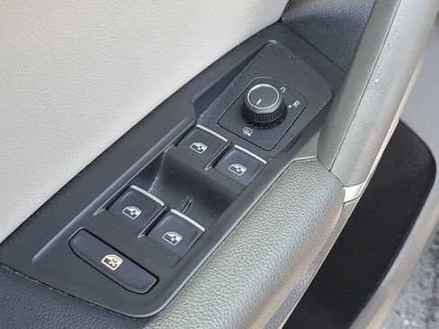 Used 2020 Volkswagen Tiguan SE w/ Panoramic Sunroof Package FWD image 13