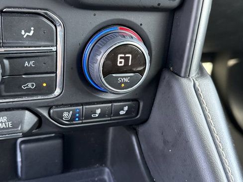 Used 2023 Chevrolet Suburban Premier image 33