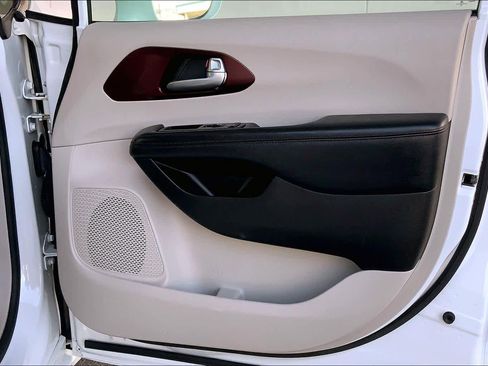 Used 2019 Chrysler Pacifica Limited image 23