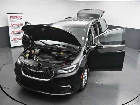 Used 2024 Chrysler Pacifica Touring-L FWD image 43