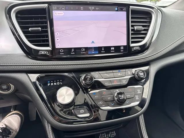 Used 2025 Chrysler Pacifica Limited FWD image 45