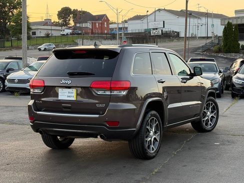 Used 2018 Jeep Grand Cherokee Limited AWD/4WD image 2