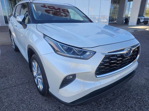 Used 2023 Toyota Highlander Limited image 12