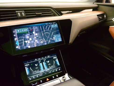 Certified 2023 Audi e-tron Premium Plus w/ Premium Plus Package AWD/4WD image 29