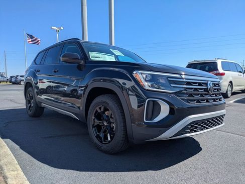 New 2026 Volkswagen Atlas Peak Edition image 3