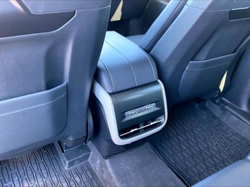 Used 2024 Lincoln Nautilus Reserve w/ Equipment Group 202A image 10