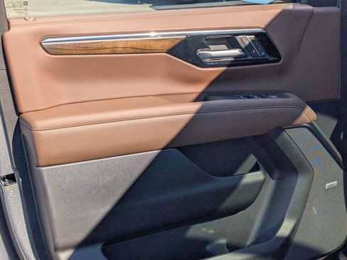 New 2026 Chevrolet Suburban High Country image 15