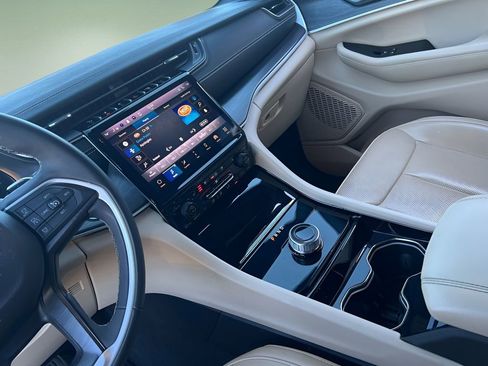 Used 2023 Jeep Grand Cherokee Limited w/ Luxury Tech Group II image 15