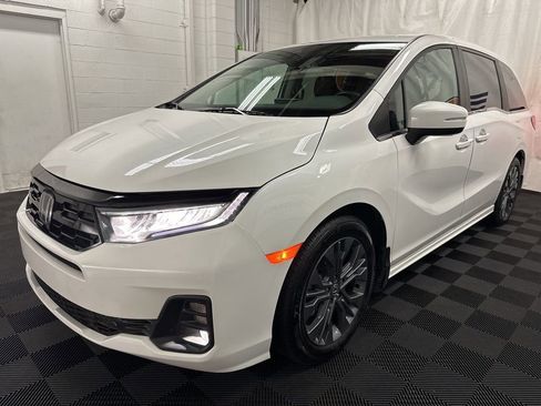 Used 2025 Honda Odyssey Touring image 2