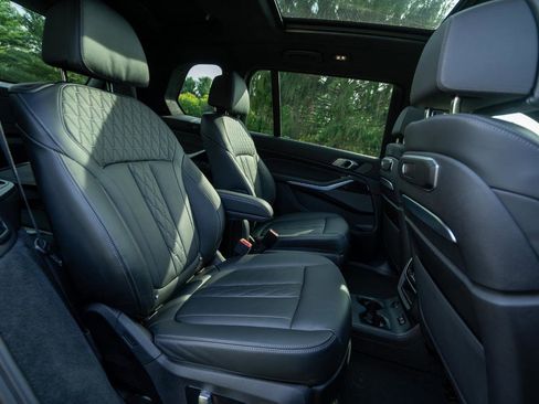 Used 2023 BMW X7 M60i image 28