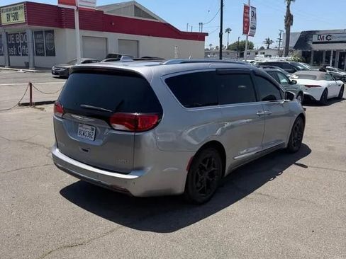 Used 2018 Chrysler Pacifica Limited FWD image 4