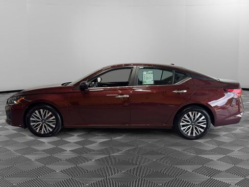 Used 2024 Nissan Altima 2.5 SV FWD image 2