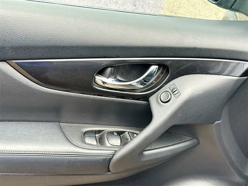 Used 2018 Nissan Rogue SV image 18