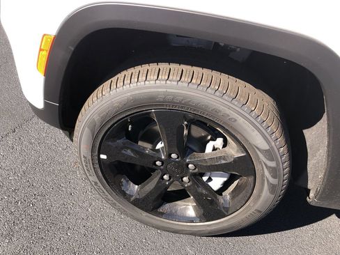 New 2025 Jeep Grand Cherokee Limited w/ Black Appearance Package image 10