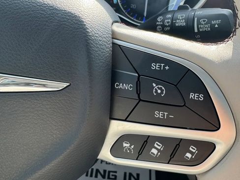 Used 2017 Chrysler Pacifica Limited image 63