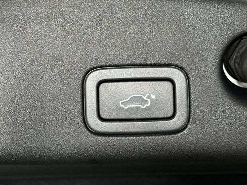 Used 2011 Jaguar XJ image 31