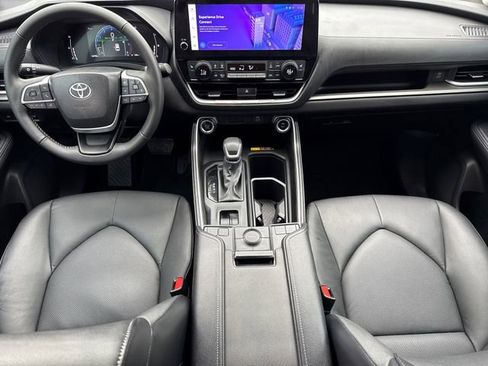Used 2025 Toyota Grand Highlander AWD image 12