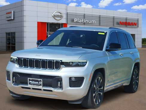 Used 2024 Jeep Grand Cherokee Overland AWD/4WD image 2