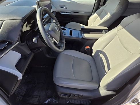 Used 2025 Toyota Sienna XLE image 10