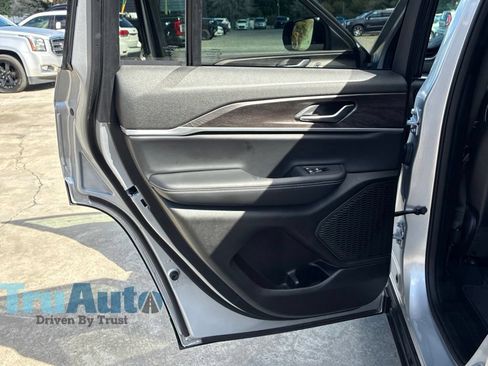 Used 2025 Jeep Grand Cherokee Limited AWD/4WD image 39