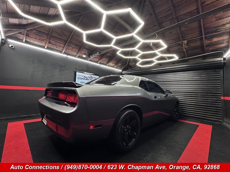 Used 2012 Dodge Challenger SXT RWD image 3